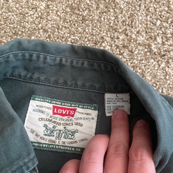Levi’s button up - Picture 3 of 4